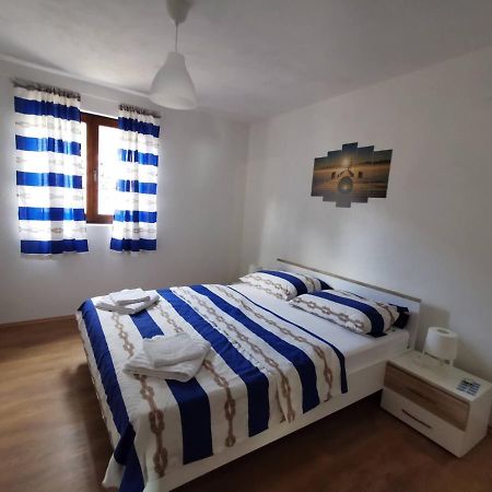 Kuca Za Odmor Obitelji Pedisic Villa Banj Buitenkant foto