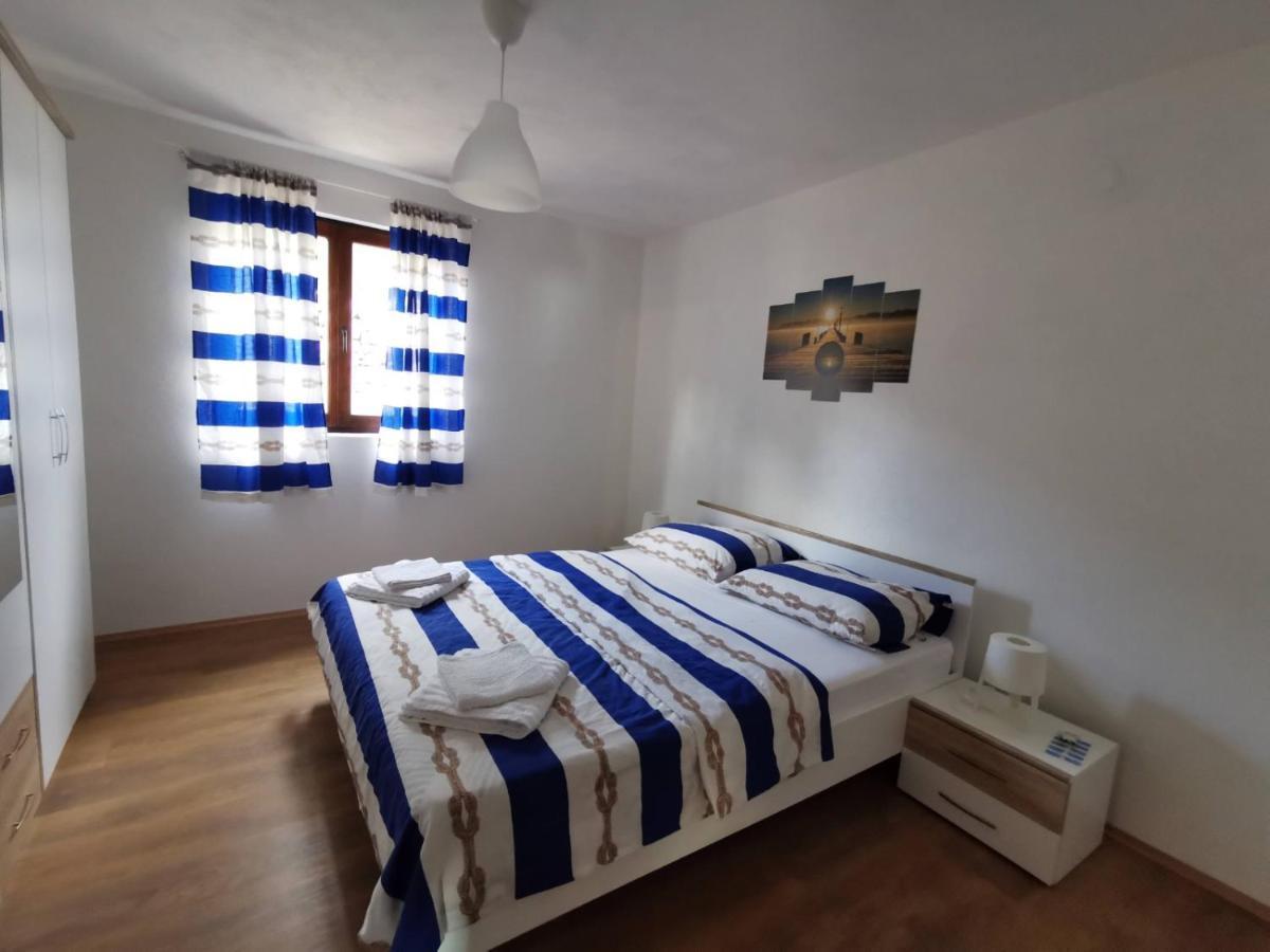 Kuca Za Odmor Obitelji Pedisic Villa Banj Buitenkant foto